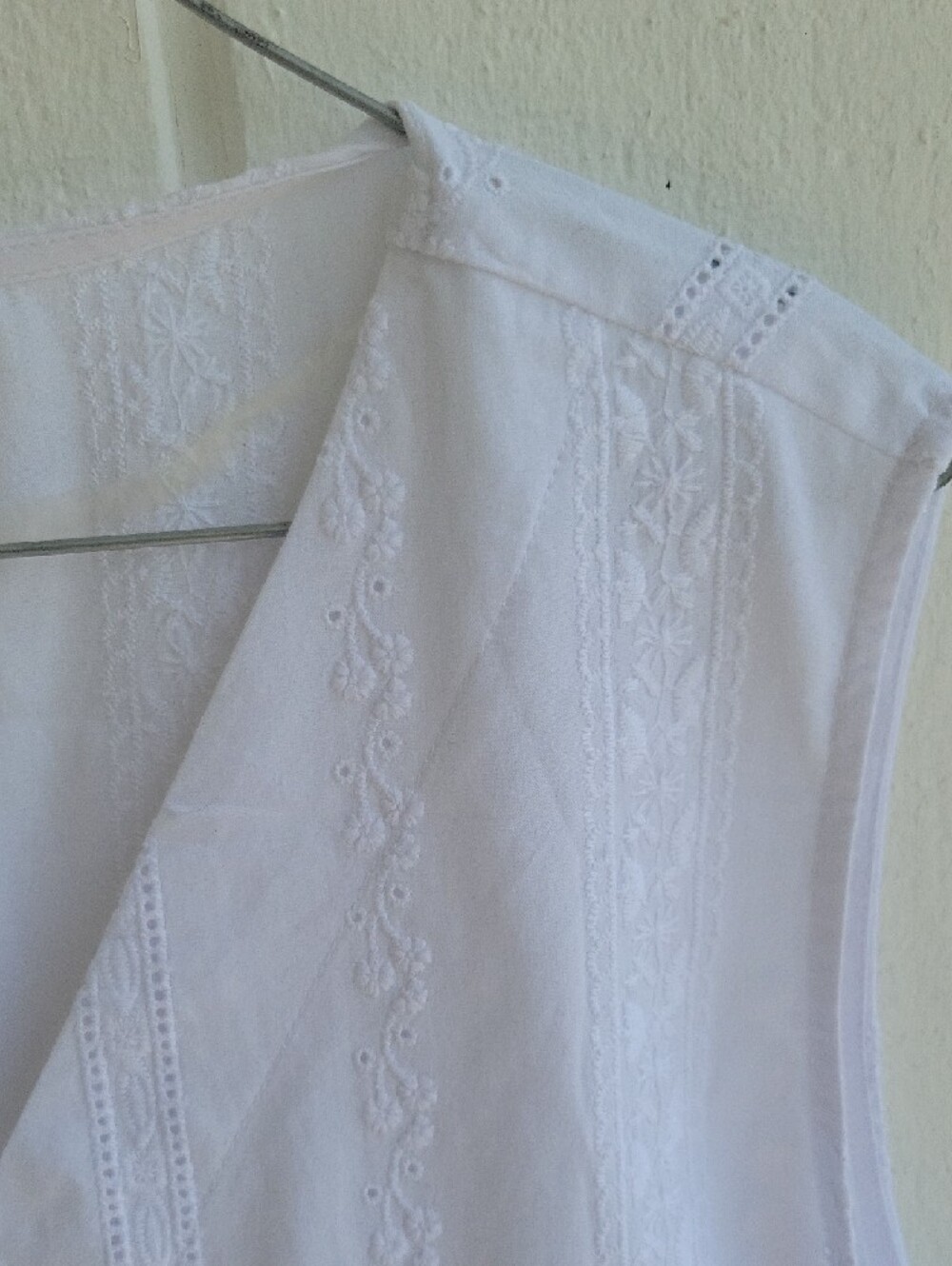 Time and Tru White Sleeveless V-Neck Eyelet Lace Camisole - Picture 6 of 11